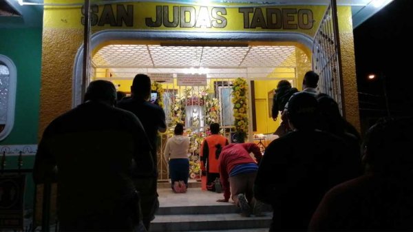 Decenas acuden desde la noche a la capilla de San Judas Tadeo