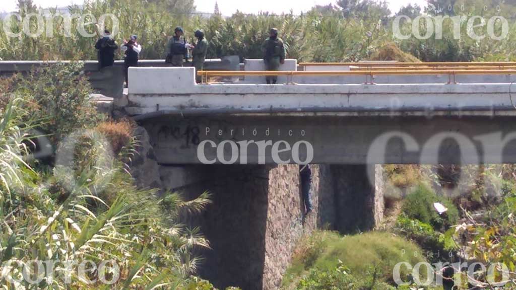 Localizan el cadáver de un hombre colgado en un puente de Irapuato