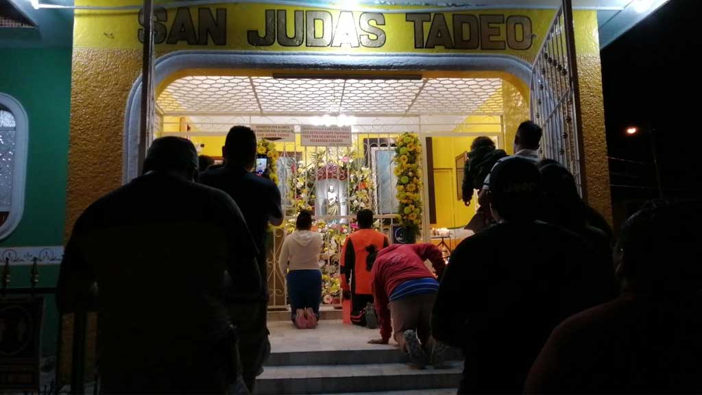 Decenas acuden desde la noche a la capilla de San Judas Tadeo