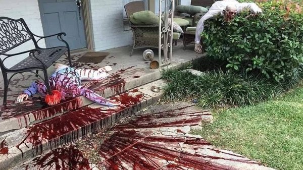 ‘Adornan’ casa con temática de masacre para Halloween