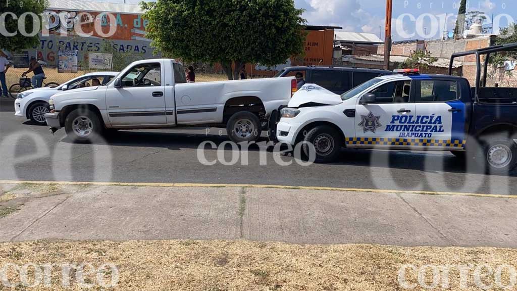 Policías municipales de Irapuato se impactan contra camioneta