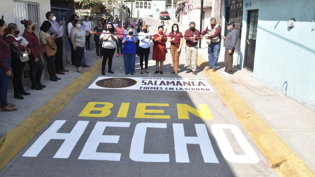 Alcaldesa entrega pavimentación de calle Sauces en Salamanca