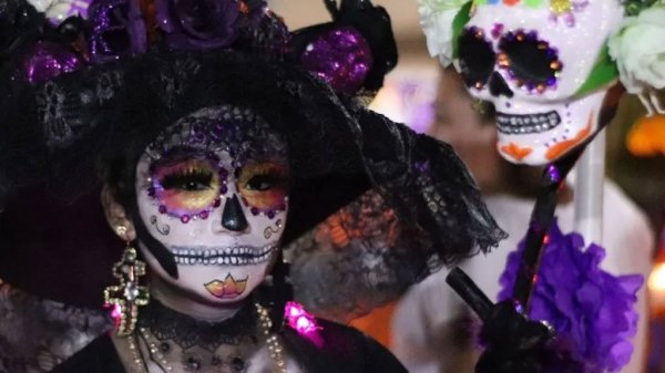 Crean altar de Día de Muertos en honor a víctimas por covid-19