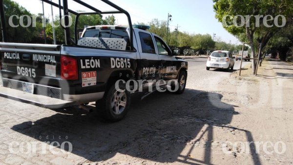 Patrulla de policía provoca choque por no respetar la luz roja