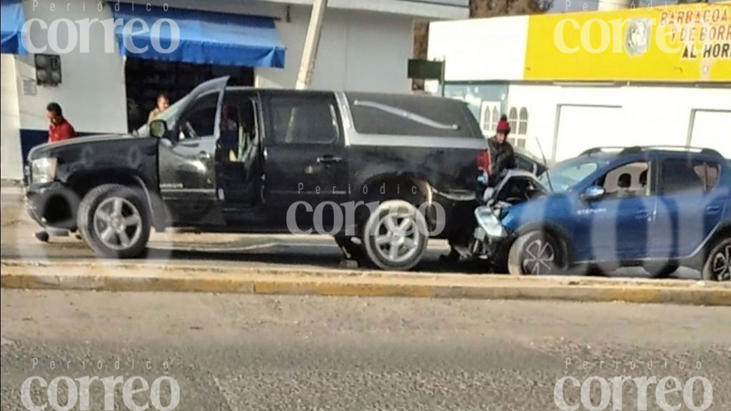 Baches frente al Hospital General provocan fuerte choque en San José Iturbide