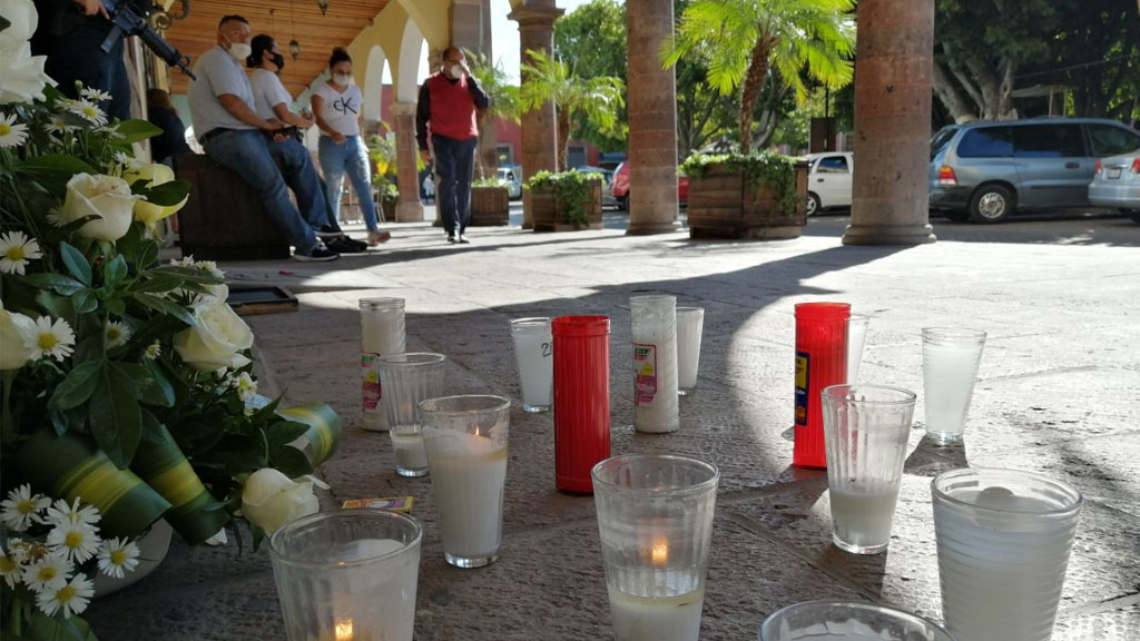 Salvaterrenses en duelo colocan veladoras en Palacio Municipal