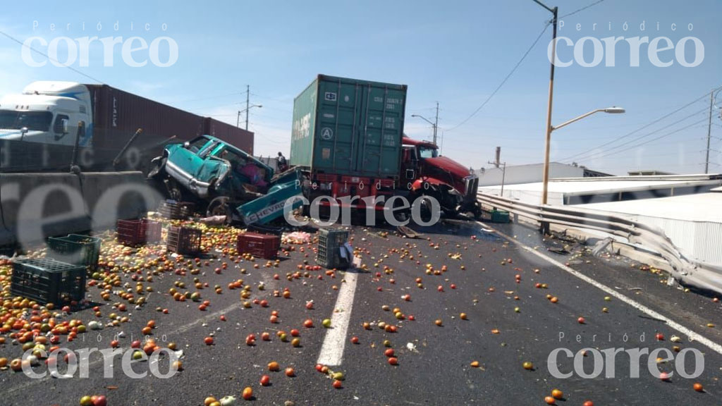 Choque en carretera Celaya-Salamanca, deja heridos con lesiones leves