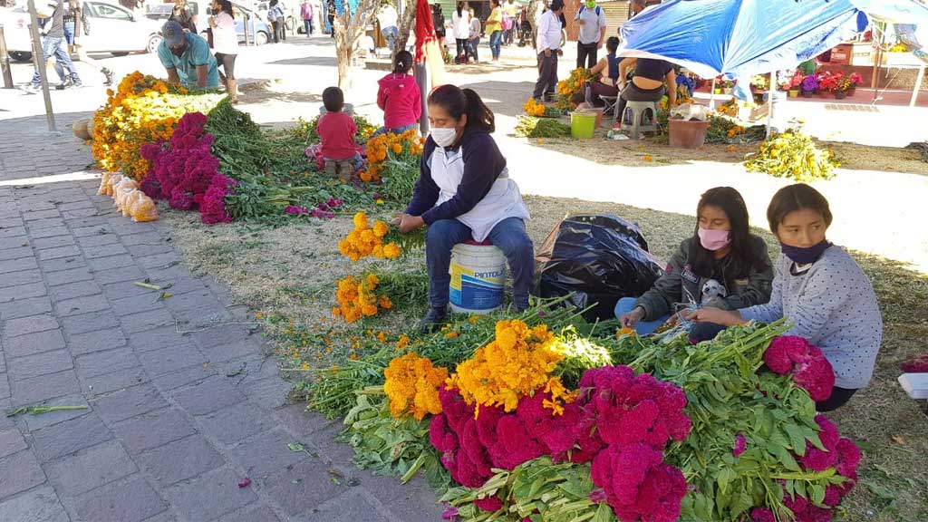 Inician venta de flores en ex Estación del Ferrocarril