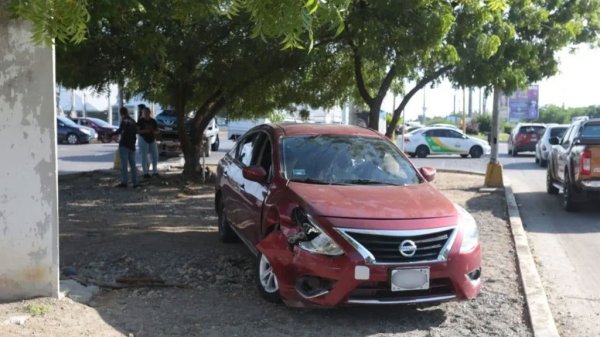 Chocan dos vehículos terminando en camellón central