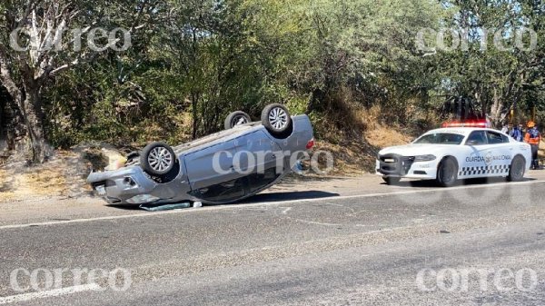 Falla mecánica provoca volcadura en Irapuato