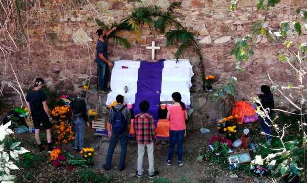 ‘Proyecto Pastita’ levanta altar en honor a quienes ya no están