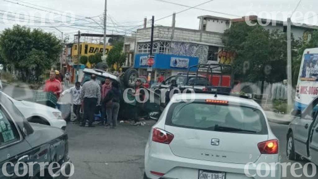 Camioneta vuelca tras chocar, reportan dos lesionados