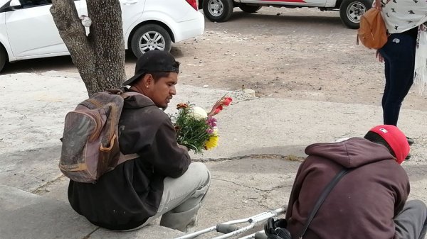 Aunque sea “por fuerita”: familiares acompañan a sus difuntos en la entrada del cementerio