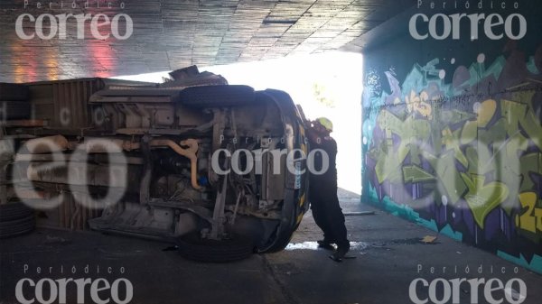 Volcadura en Malecón del Río de los Gómez interrumpe el tráfico vehicular