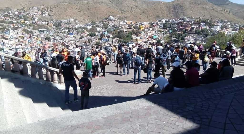 Turistas olvidan la pandemia e ‘inundan’ la capital