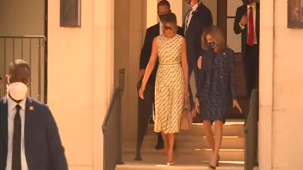 Sin cubrebocas, Melania Trump emite su voto en Palm Beach