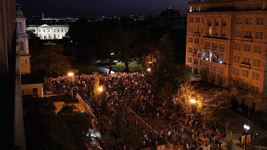 Miles se reúnen cerca de Casa Blanca, protestarán por semanas si gana Trump