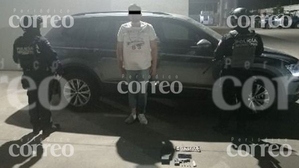 Un hombre es detenido por posesión de arma de fuego en vehículo robado