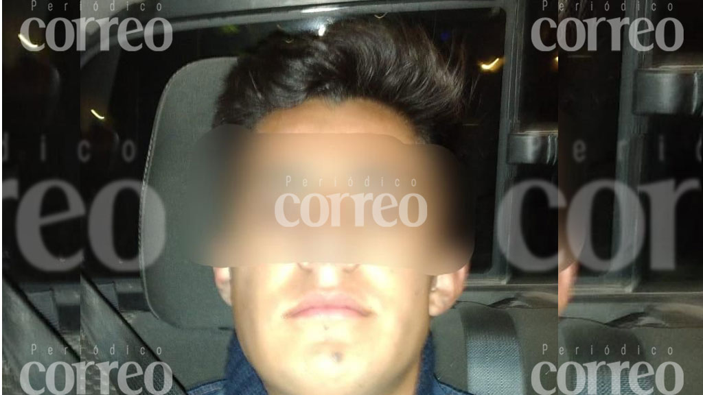 Arroja botella de vidrio a policías y es detenido