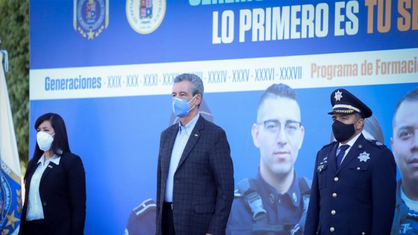 López Santillana respalda a policías en graduación de nuevos de cadetes