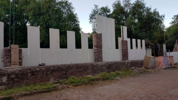 INAH clausura obra por causar daños en muro histórico