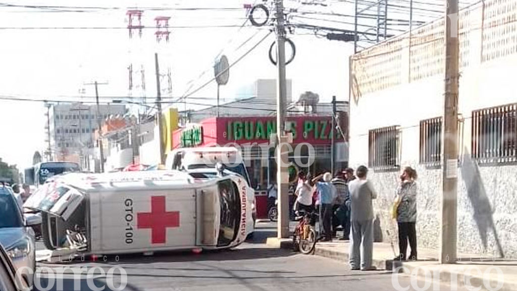 Ambulancia vuelca tras impactarse con auto, hay dos heridos