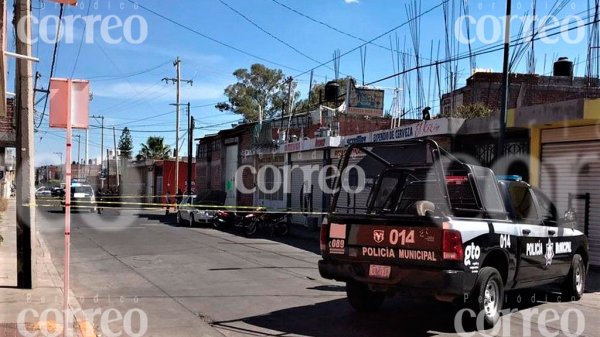 Asesinan a hombre que arreglaba su vehículo en la calle, hieren a otro