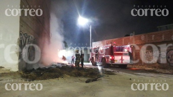 Se incendiaron grandes cantidades de terreno de hierba seca y basura