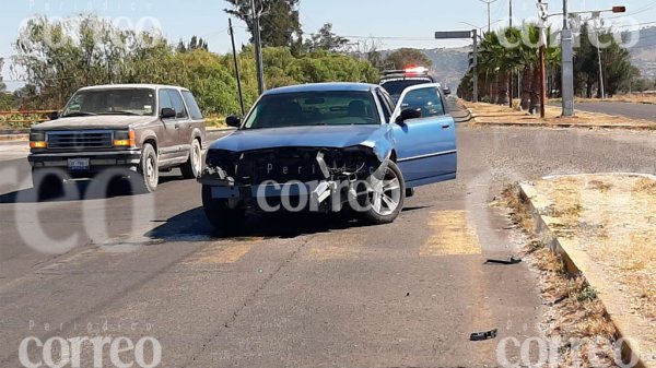 Chocan vehículos en Acámbaro, conductora queda herida