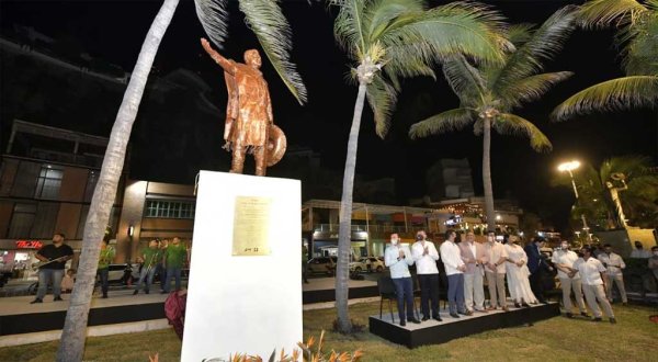 Develan en Mazatlán estatua de José Alfredo Jiménez