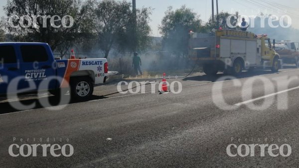 Rescatistas combatieron un incendio de pastizal