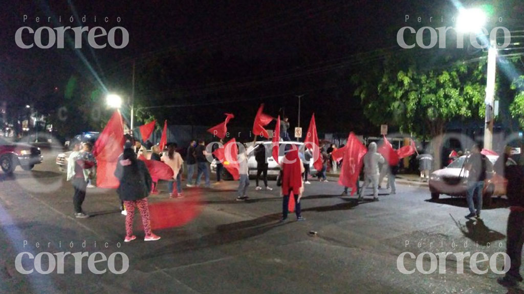 Miembros de Antorcha Campesina se manifestaron afuera del Hospital General