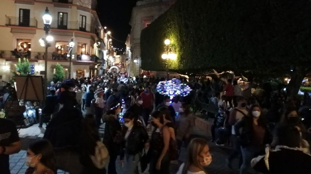 ¿Y la sana distancia? En pleno semáforo naranja, continúan las calles llenas de turistas