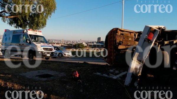 Choque con volcadura causa severos daños materiales