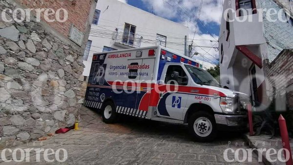 Ambulancia de León termina atorada entre los callejones de la Capital