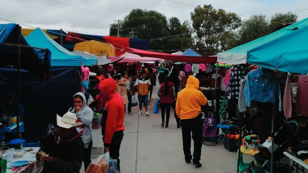 En tianguis, se olvidan de la pandemia y el cubrebocas