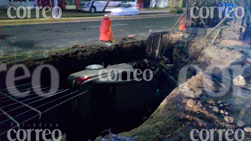 Caen a una zanja… con todo y coche; hay dos heridos