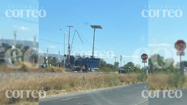 Fue arrastrado un camión por un tren al intentar ganarle el paso