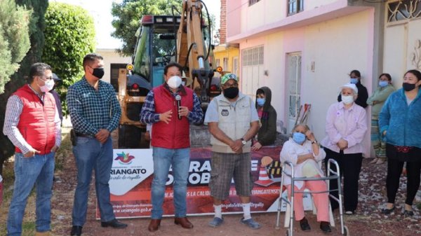 Dan banderazo de arranque de pavimentación de vialidad en Uriangato