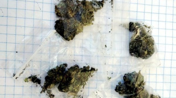 Detienen a un hombre con 5 dosis de mariguana