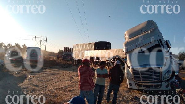 Trailero pierde el control de su unidad; choca contra postes y cableado