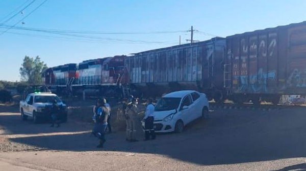 Pareja intenta ganar el paso al tren y terminan heridos