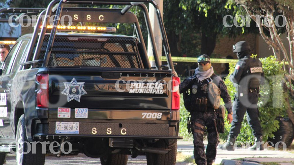 Asesinan a un joven a las afueras de un edificio en Celaya