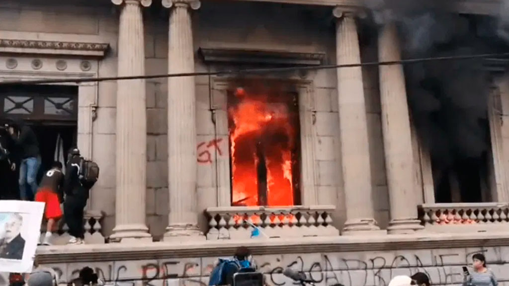 Manifestantes toman el Congreso de Guatemala y lo incendian