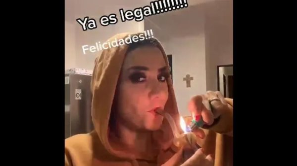 Diputada celebra despenalización de la marihuana en Tik Tok… ¡fumando en una pipa!