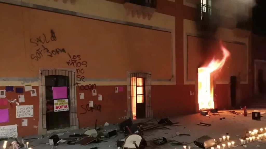 Incendian Palacio Municipal de Fresnillo tras asesinato de una menor de 12 años