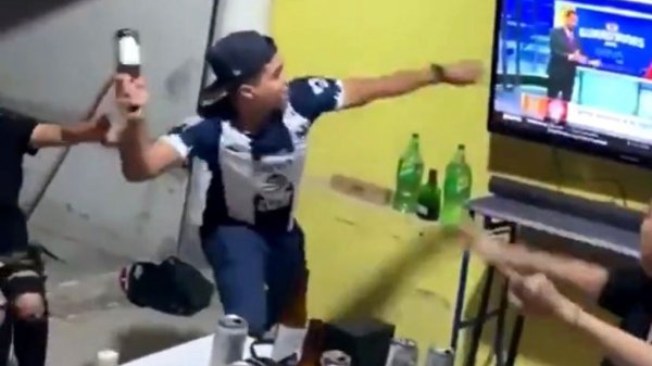 Aficionado de Rayados ‘revienta’ pantalla tras derrota de su equipo