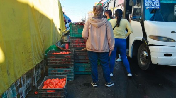 Vuelven a poner en riesgo a peatones al invadir calles