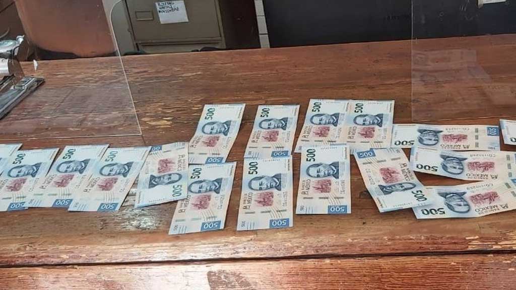 Olvidan dinero en un cajero de la Capital y un turista michoacano lo entrega a la policía