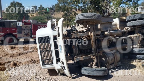 Volcadura de una tolva deja a persona lesionada y daños materiales